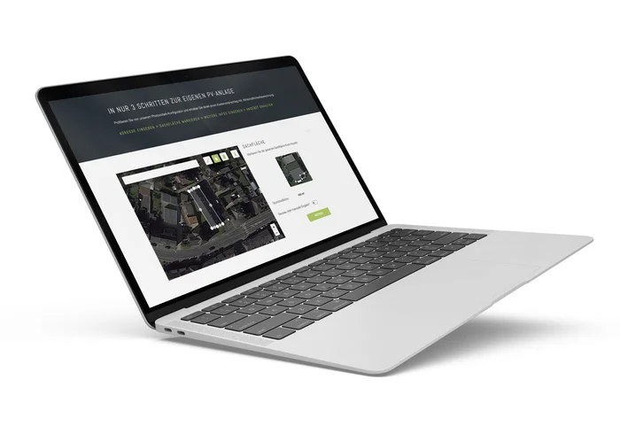 Ein silberner Laptop, der den 7YRDS Solar Konfigurator zeigt.