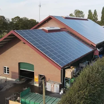 Der Hof eines Bauernmarktes in Uedem, auf dessen Dach Photovoltaikmodule installiert wurden.