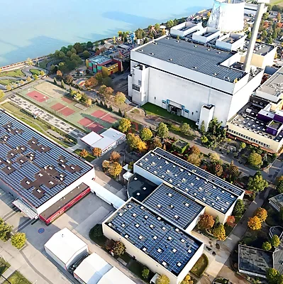 Der Freizeitpark Kalkar aus der Vogelperspektive mit zahlreichen Photovoltaikmodulen auf den Dächern.