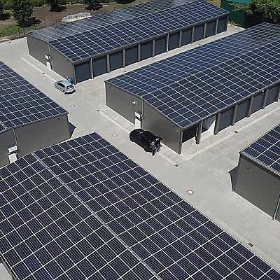 Garagenpark mit mehreren Hallen aus der Vogelperspektive und großflächigen Photovoltaikdächern.