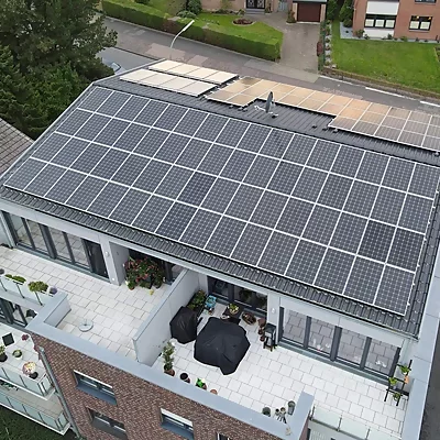 Ein Wohnhaus aus der Vogelperspektive mit einer PV-Anlage auf dem Dach.